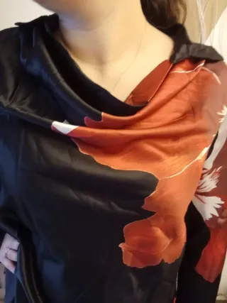 Blusa mujer negra con estampado floral