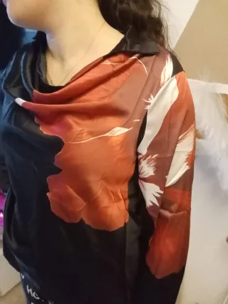 Blusa mujer negra con estampado floral