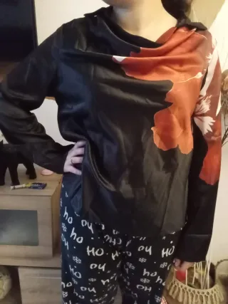 Blusa mujer negra con estampado floral