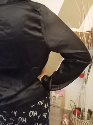 Blusa mujer negra con estampado floral