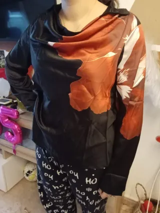 Blusa mujer negra con estampado floral