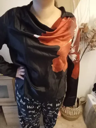 Blusa mujer negra con estampado floral