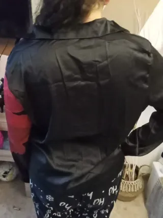 Blusa mujer negra con estampado floral