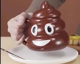 Taza emoji caca con tapa y cuchara