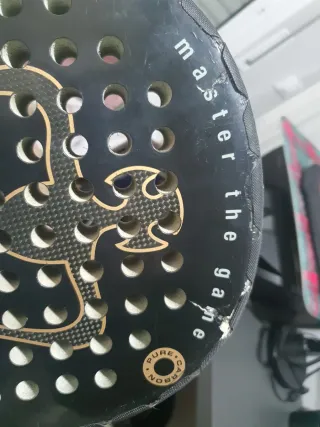 Pala de pádel Black Crown y funda