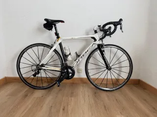 Bicicleta + rodillo + 2 ruedas repuesto.