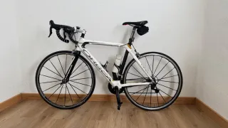 Bicicleta + rodillo + 2 ruedas repuesto.