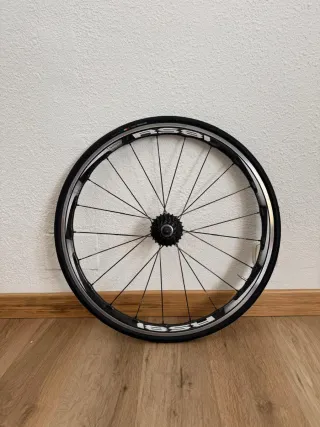 Bicicleta + rodillo + 2 ruedas repuesto.