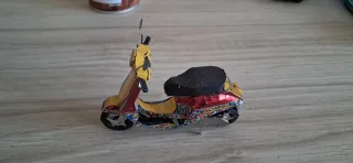 Moto de metal decorativa