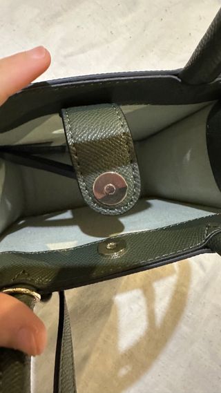 Bolso Tous verde oscuro con charm oso