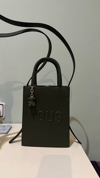 Bolso Tous verde oscuro con charm oso