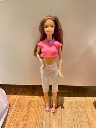 Muñeca Barbie con collar azul