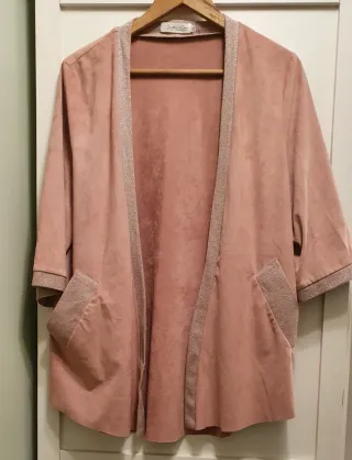 Chaqueta mujer rosa con detalles plateados
