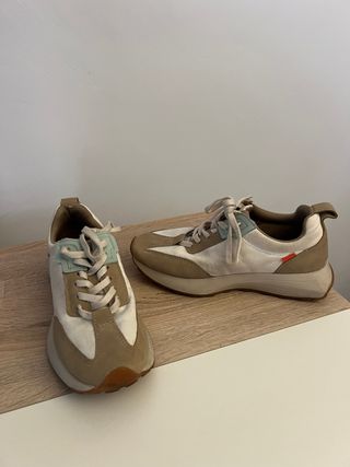 Zapatillas Pull&Bear beige y blanco