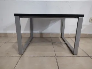 Mesa baja moderna madera y metal.