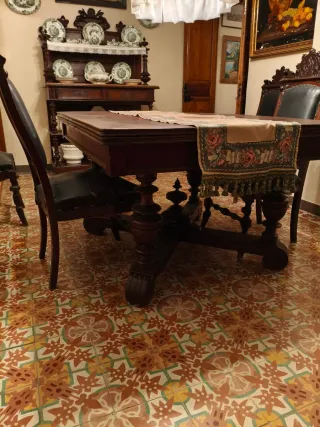 Comedor antiguo de madera.-