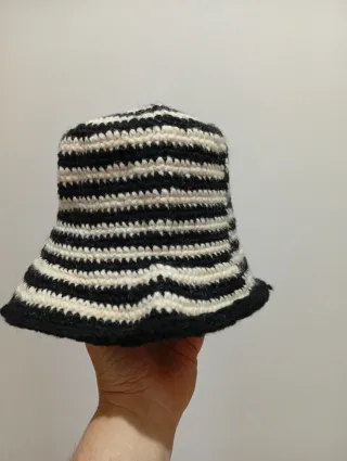 Cappellino a righe bianco e nero