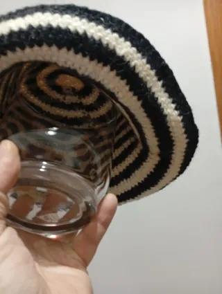 Cappellino a righe bianco e nero