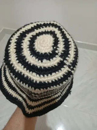 Cappellino a righe bianco e nero