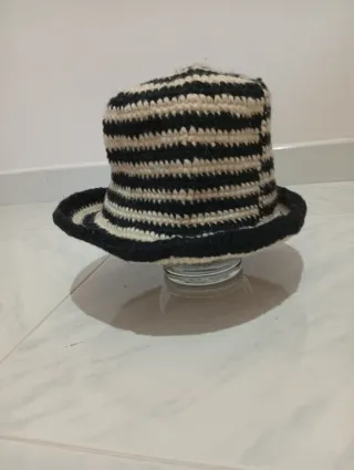 Cappellino a righe bianco e nero