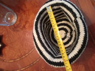 Cappellino a righe bianco e nero