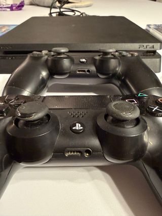 PlayStation 4 Slim Nera + 5 Giochi + 2 joypad