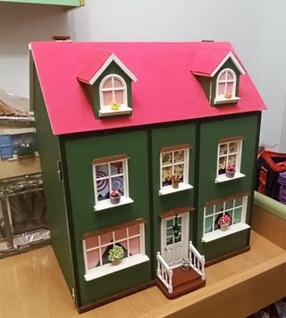 Casa de muñecas amueblada