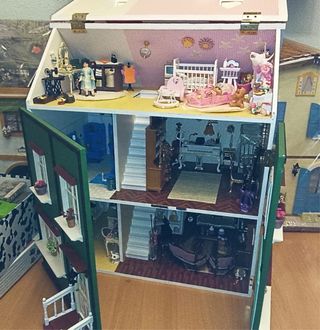 Casa de muñecas amueblada