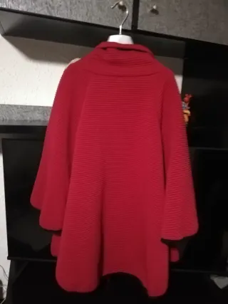 Abrigo capa rojo con detalles negros