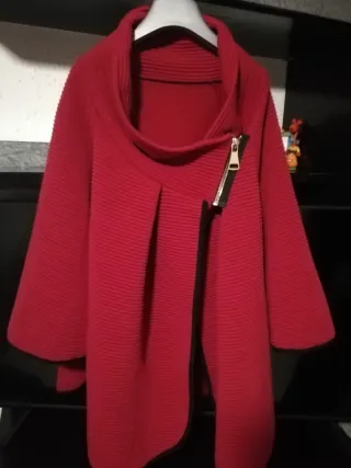 Abrigo capa rojo con detalles negros