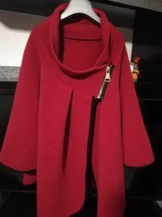 Abrigo capa rojo con detalles negros