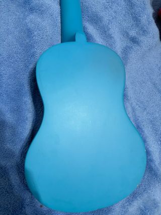 Ukelele azul con funda