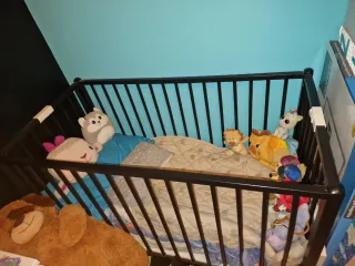 Cuna madera con colchón y accesorios