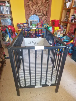 Cuna madera con colchón y accesorios