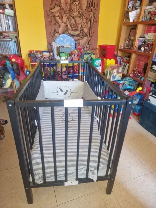 Cuna madera con colchón y accesorios