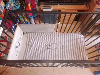 Cuna madera con colchón y accesorios