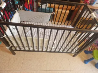 Cuna madera con colchón y accesorios