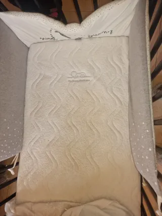 Cuna madera con colchón y accesorios