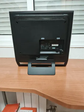 Pantalla Sony 17 Plata/Negra entrada y salida vga.