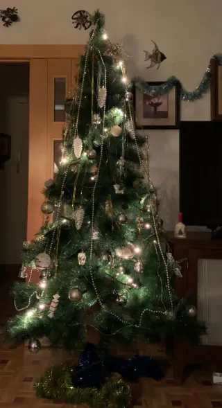 Árbol de Navidad precioso. Incluye adornos varios