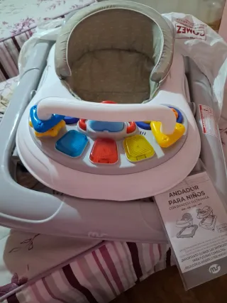 Andador para niños con bandeja electrónica