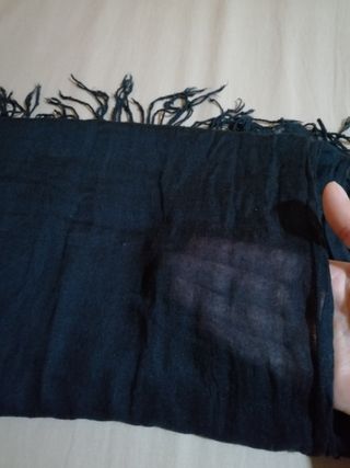 Fular negro con flecos