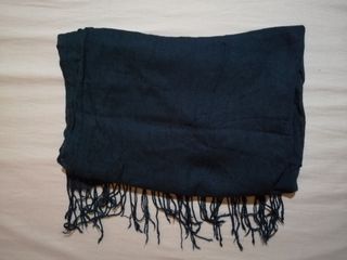 Fular negro con flecos