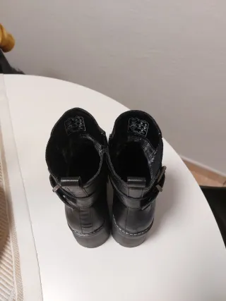 Botines Refresh Negros con Hebilla