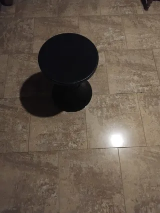 Taburete negro de plástico