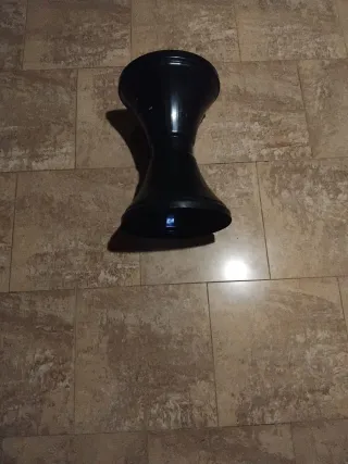 Taburete negro de plástico