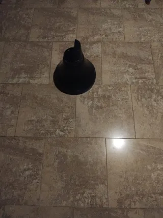 Taburete negro de plástico