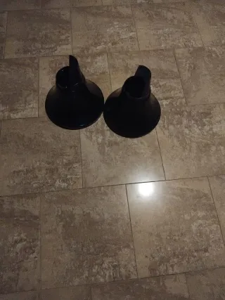 Taburete negro de plástico