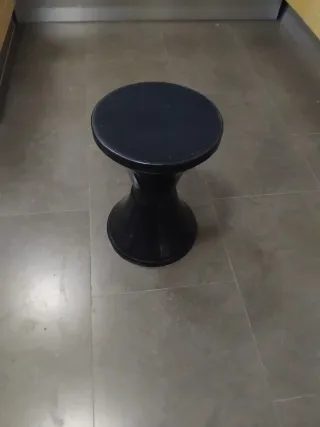 Taburete negro de plástico