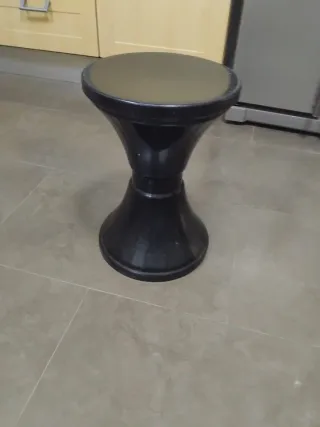 Taburete negro de plástico